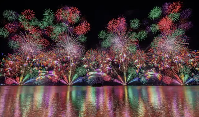 宍道湖の湖面を生かした艶やかな花火が圧巻