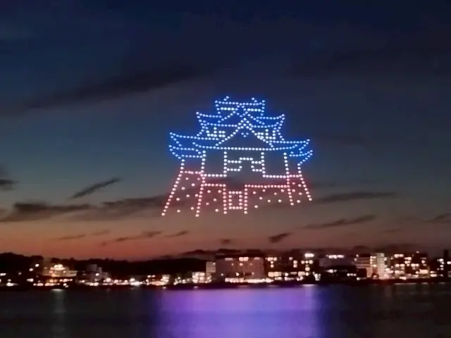 迫力満天の華麗なドローンショーも必見