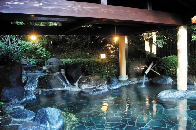 緑に囲まれた露天風呂でリラックス