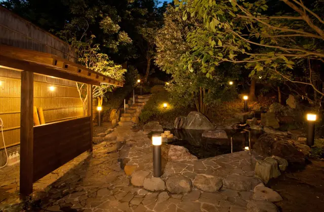 野趣あふれる岩風呂も