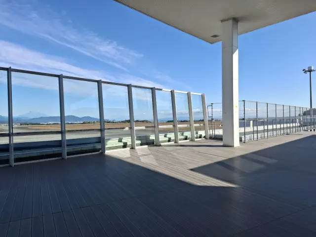 富士山を正面に望める展望デッキ