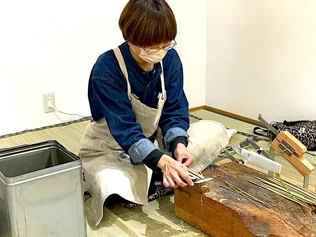 職人がうちわを制作する実演コーナー