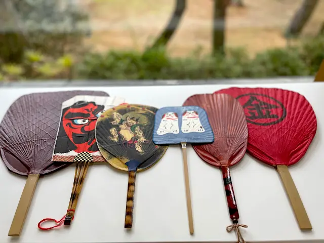 多彩な色や形があるので丸亀うちわの特徴