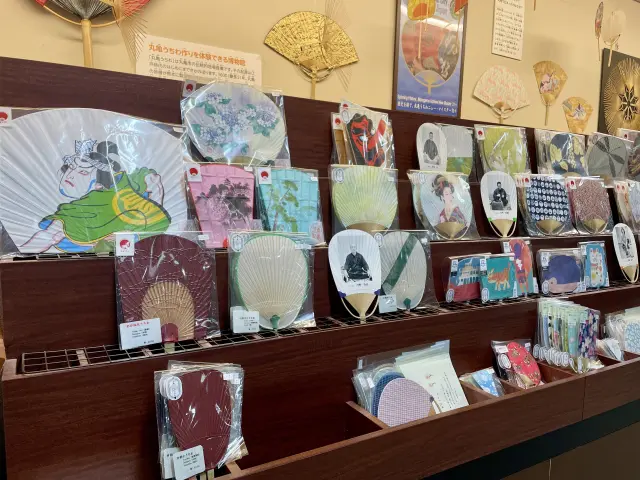 丸亀うちわがずらりと並ぶ販売コーナー