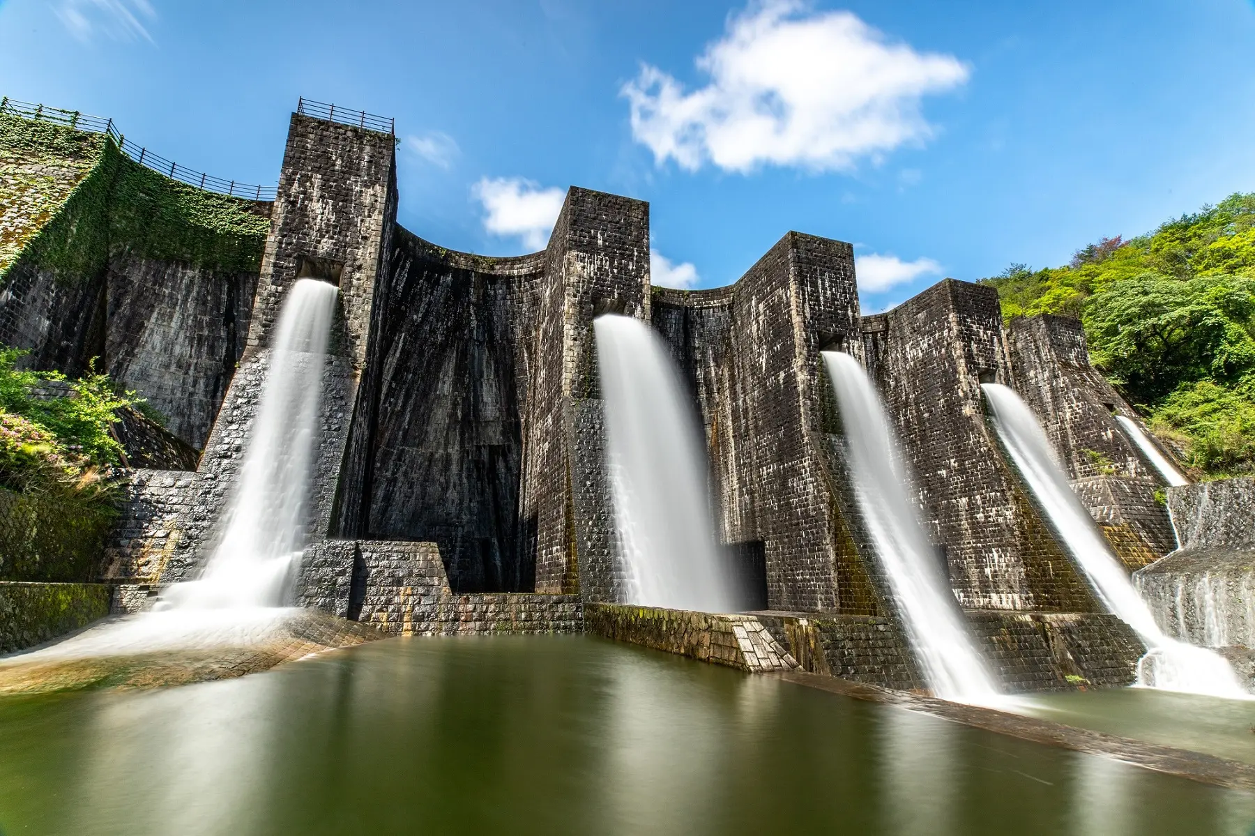 豊稔池堰堤(ほうねんいけえんてい)