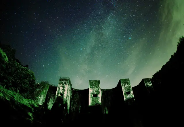 幻想的な夜の景色 写真提供:(一社)観音寺市観光協会
