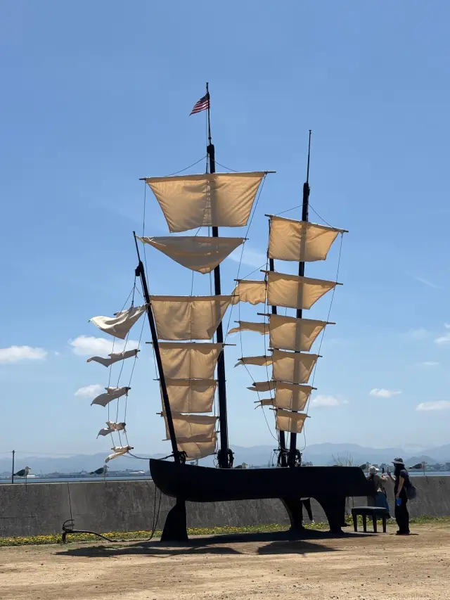 女木島に着くとまず出迎えてくれるアート作品「20世紀の回想」