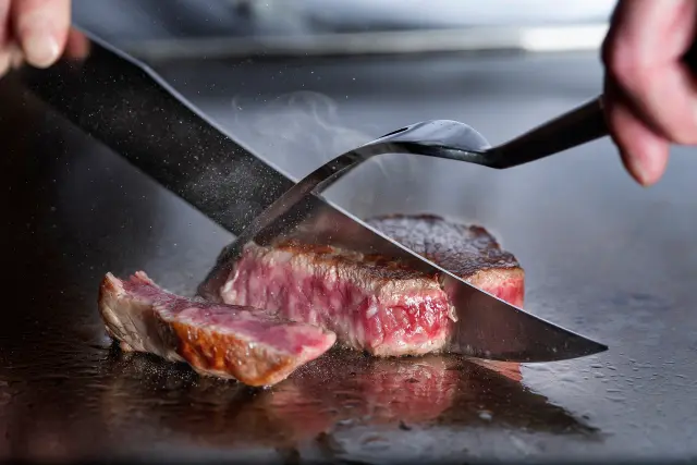 目の前で焼き上げられる極上の素材に心躍る