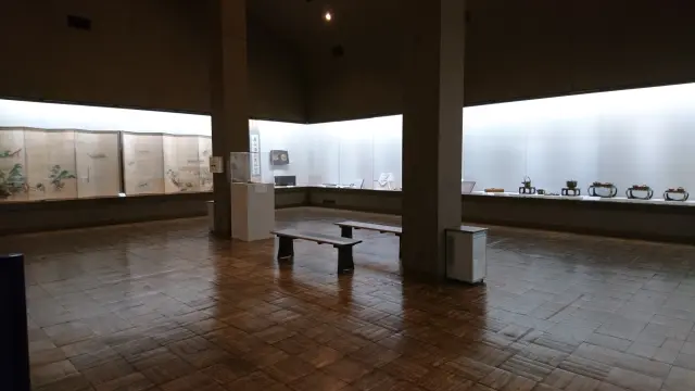 3,000件のコレクションを個展や特別展で公開している