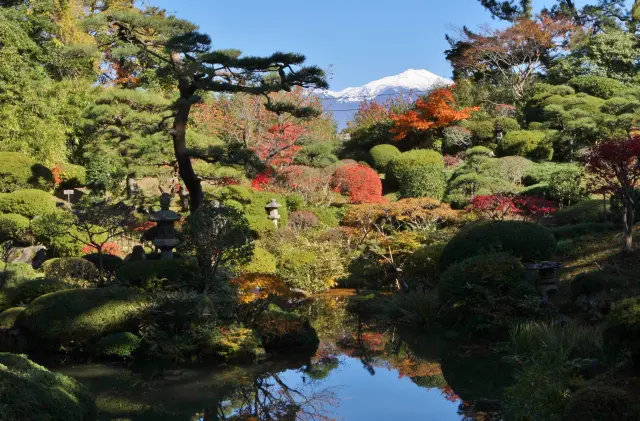 四季折々の表情で彩られる「鶴舞園」も美しい