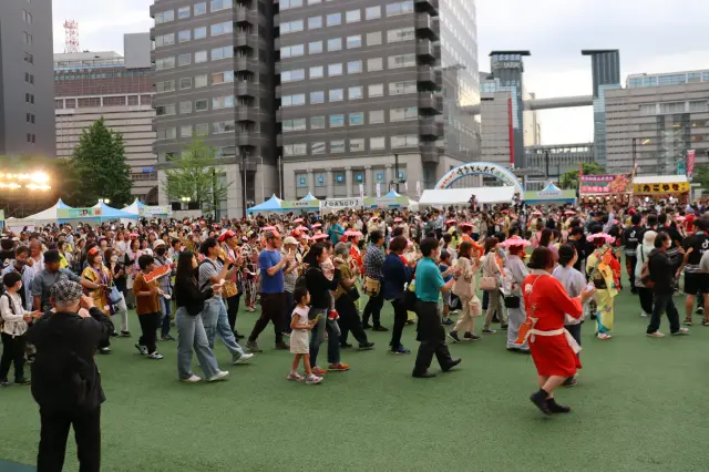 フィナーレの総踊りは、飛び入り参加も可能で、観光客も楽しめる