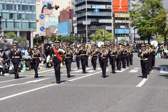 中学・高校生の吹奏楽部をはじめ、各団体がそれぞれのパフォーマンスで練り歩く