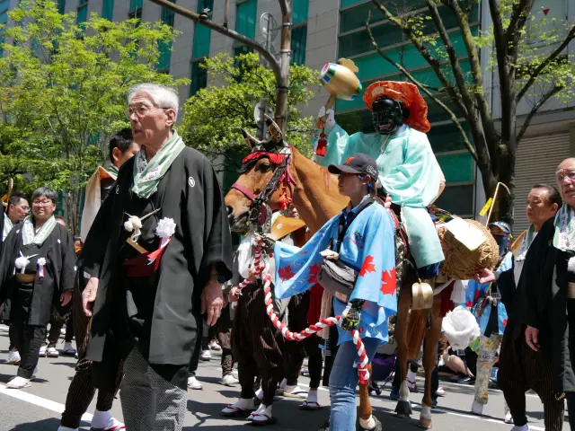 「博多松囃子」では、福神、恵比須、大黒の三福神と児舞が市中を回る