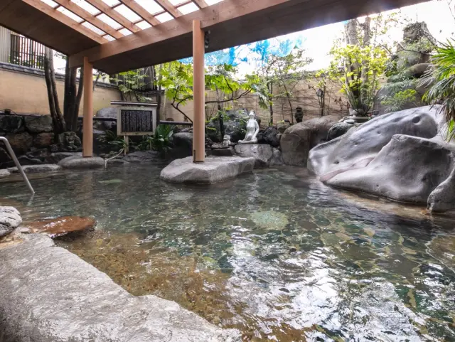 露天風呂の「かっぱの湯」は、筑後川のかっぱ伝説に由来して名付けられた