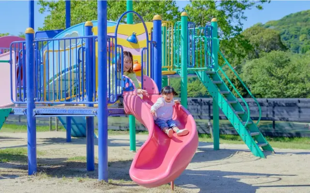 無料で利用可能なアスレチック広場など遊具もありファミリーにもうれしい
