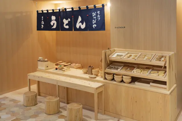 「さぬきごっこひろば」で、おもちゃのうどん作りを体験