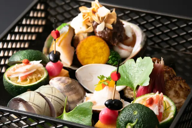 季節の食材を使い彩り鮮やかに仕上げた料理