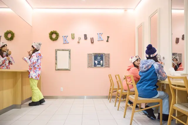 スキーの前後に身だしなみを整えられる女性に嬉しいパウダールーム