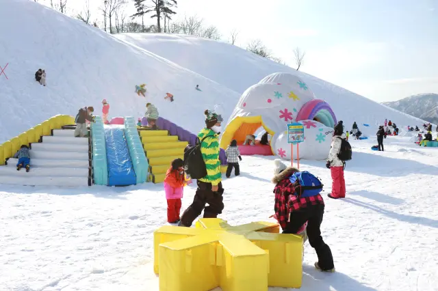 ふわふわバルーンや無料貸し出しの遊具も充実しているキッズパーク