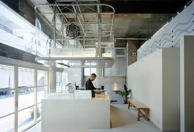 フロントにはDJブースとバーがありクラフトビールも楽しめる（Photograph credit : Yurika Kono）