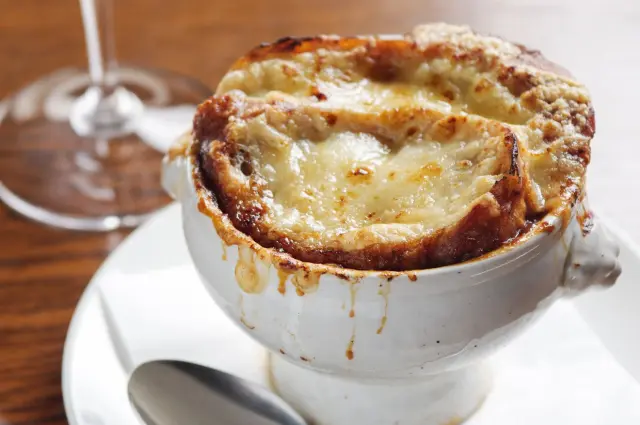 オニオングラタンスープも人気メニューの一つ