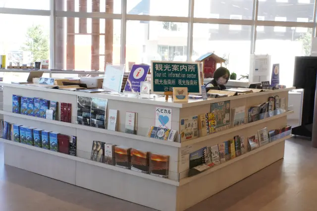 広々とした案内カウンター