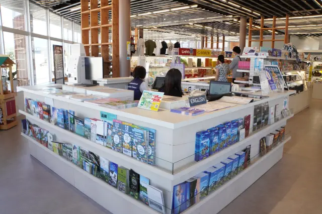 観光案内のパンフレットが並ぶ