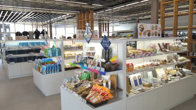 併設する売店「ポートマルシェotarue」