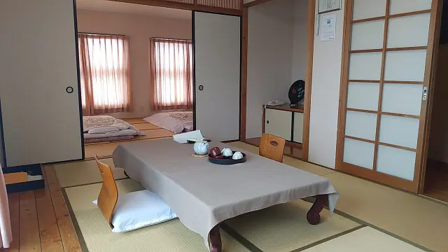 18畳のワンフロアタイプと6畳✕3部屋タイプとがある