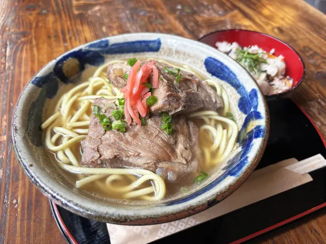 じゅーしとのセットがおすすめのソーキそば