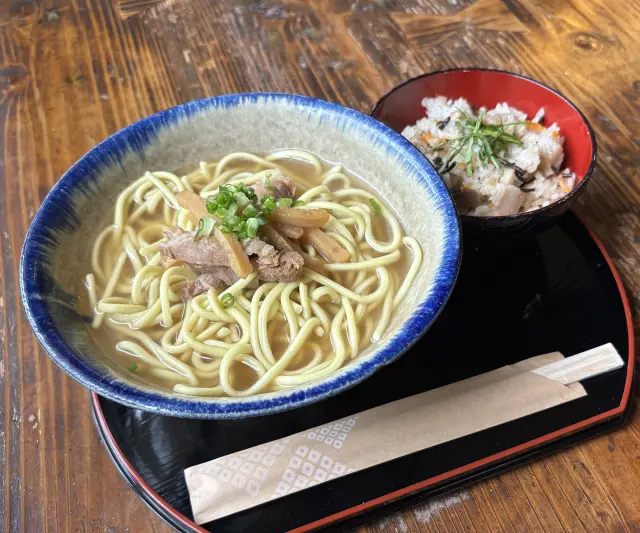 八重山そばのスープがすべてのメニューのベースに