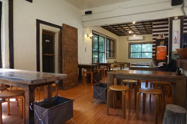 テーブル席のほか座敷もあり