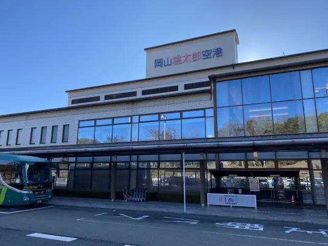 市内からもアクセスしやすい岡山の空の玄関口