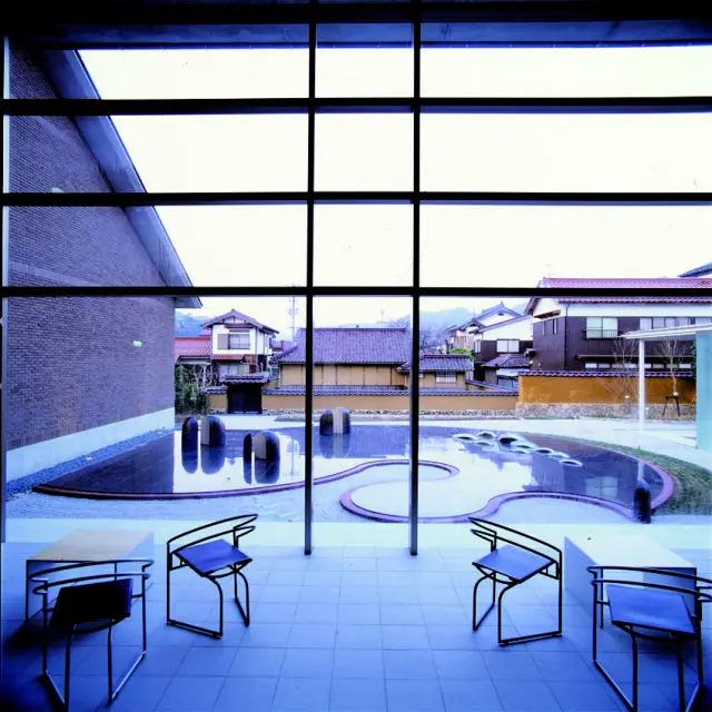 吹き抜けのロビーは開放感あふれる空間