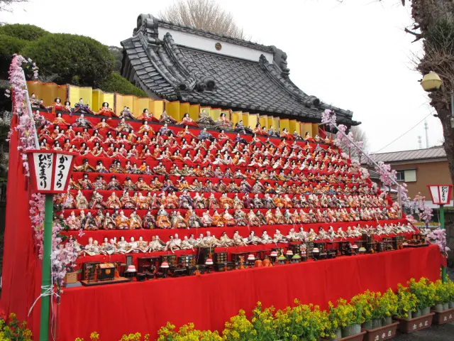 覺翁寺的山門前