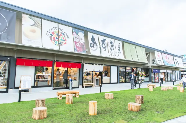 長屋風の建物には16区画の店が立ち並ぶ