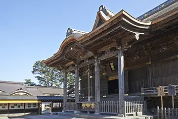 高良山中腹に鎮座。社殿は、九州最大級の大きさを誇る