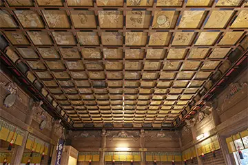 拝殿の格天井には、江戸時代の絵師により描かれた絵画が残っている