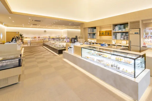 附设直营店中品项最齐全的商店，并于2楼设有内用空间