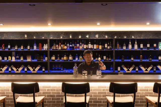 櫃檯棟設有咖啡廳與酒吧