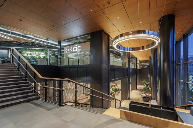 さまざまな人が集う九州最大級の「スカイロビー」