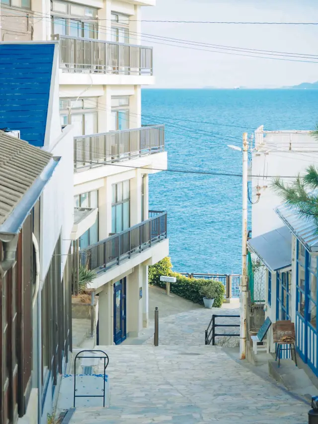伊和都比売神社から瀬戸内海へと続く、石畳の坂道