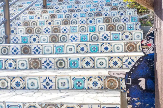 モザイクタイル貼りの階段などフォトジェニックな景観が点在