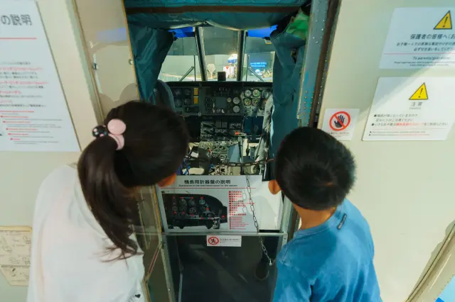 実物のヘリの操縦席を見学することができる