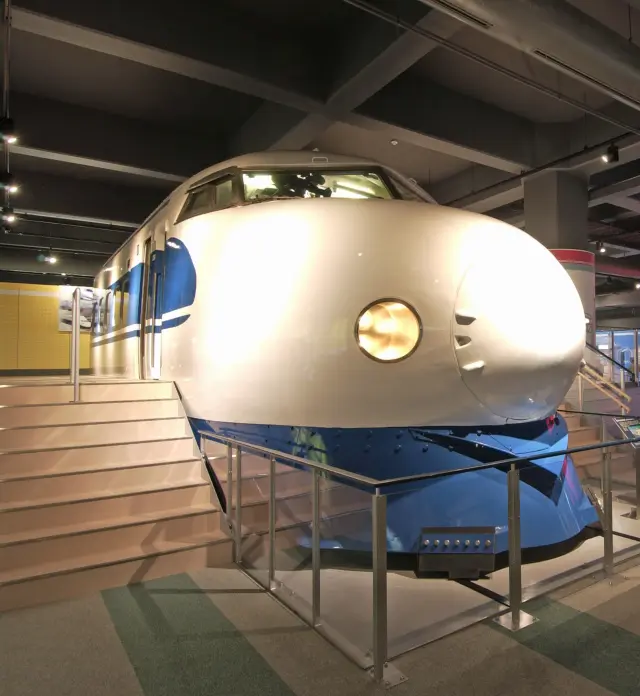 0系新幹線の先頭車両の実物を展示する「陸のゾーン」