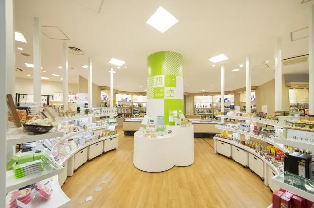 高松空港限定商品などが揃う、ターミナル２階の「四国空市場」