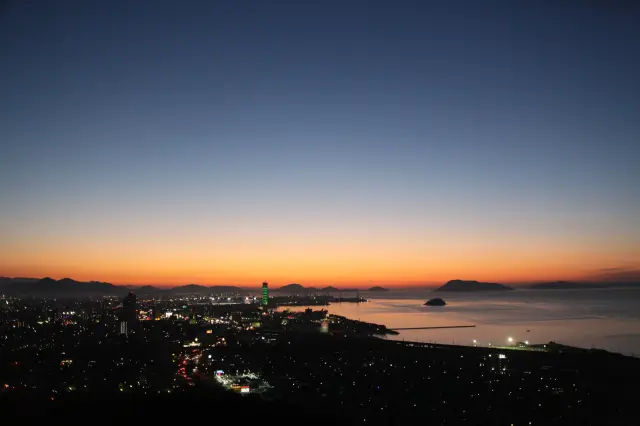 「日本夜景遺産」に選ばれている日没前後の美しい夜景に感動