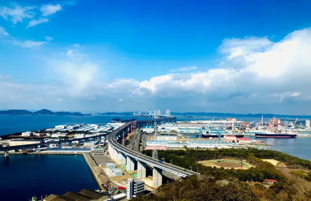 天気が良い日は瀬戸大橋の向こうに広がる島影も見渡せる