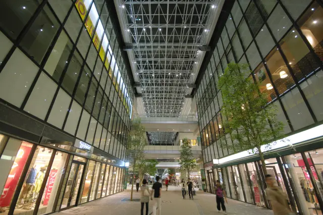 吹き抜けの広場を備えた街の中心的存在