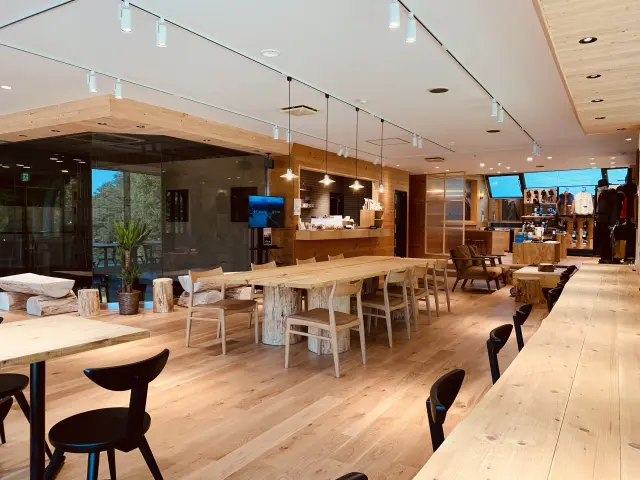 カフェのほか「Columbia Field Store」も併設